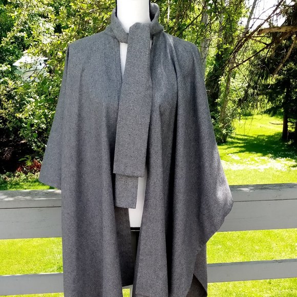 T.R. Bently Women’s Cape Coat in Gray Generously S - Picture 1 of 5